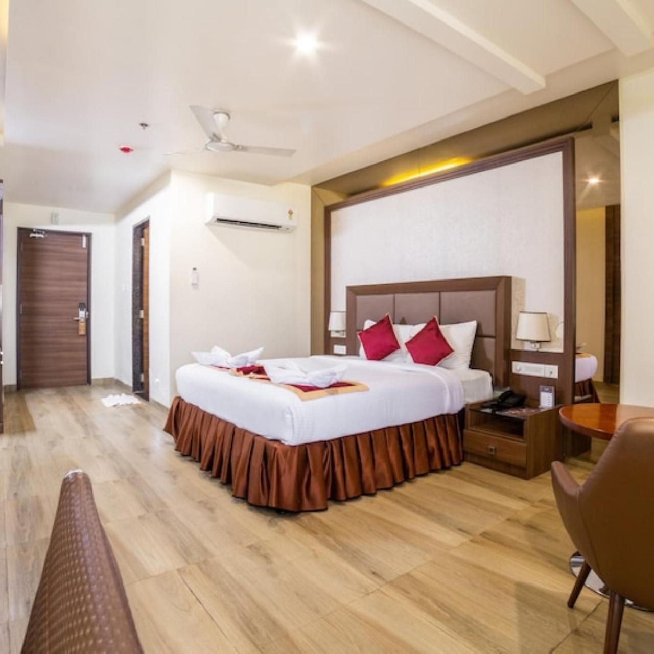 Hotel Svm Grand Medipally Гайдарабад Екстер'єр фото